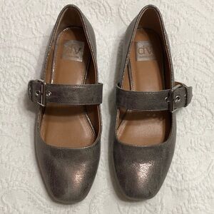 DV Dolce Vita Metallic Pewter Dress Shoes with Silver Tone Buckle Strap Size 7M